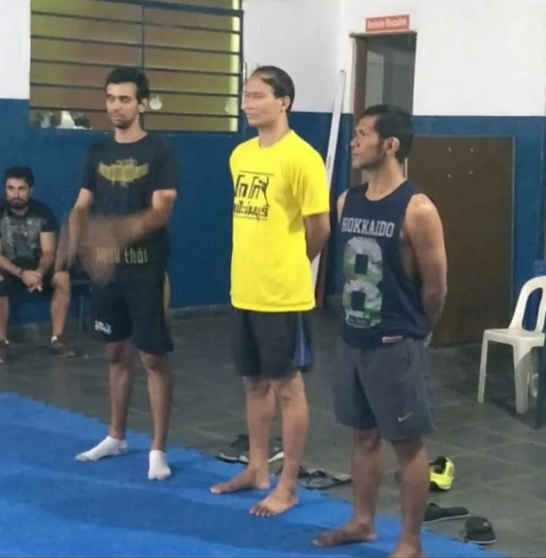 Atletas de Muay Thai em aula no Cruzeirinho